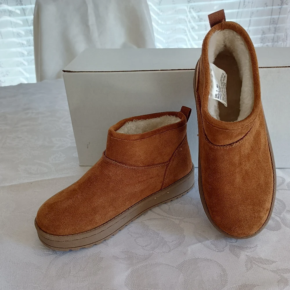 NWT Girl's size 1 Faux Suede Fur Lined Ankle Boots
